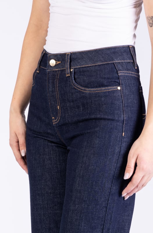 Unsere Culotte Quinn in Raw-Denim in verkürzter High-Ankle-Länge