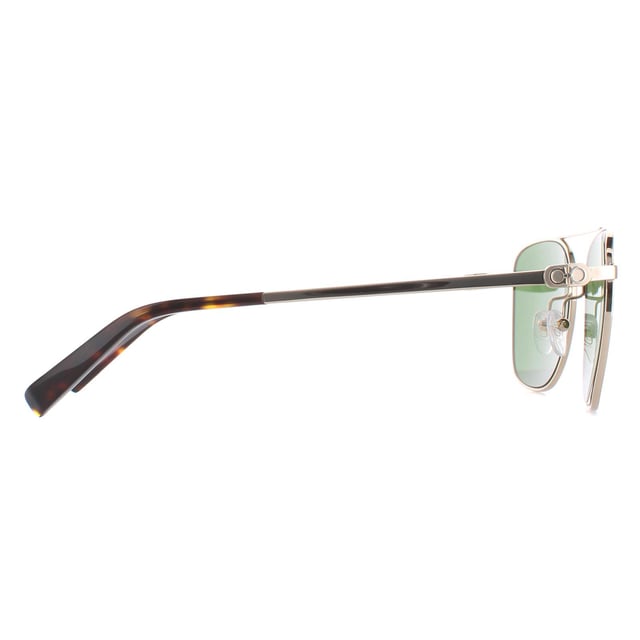 De Salvatore Ferragamo SF158S 717 goudgroene zonnebril is een vliegeniersbril gemaakt van lichtgewicht metaal. De dubbele brug, siliconen neuskussentjes en kunststof pootuiteinden zorgen de hele dag voor comfort. De slanke poten zijn gegraveerd met het Ferragamo embleem.