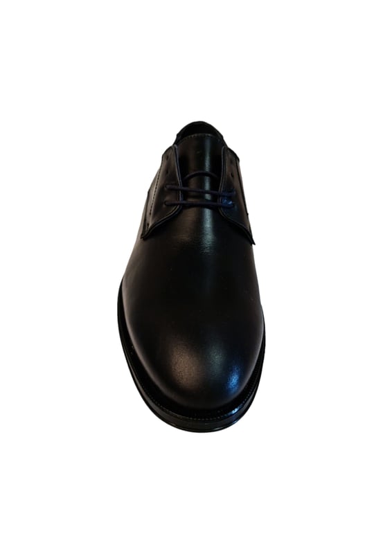 Dress shoe with lace-up closure and tongue, with heel. It has a comfortable sole and a non-slip sole