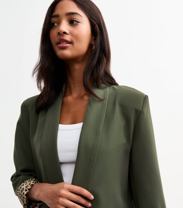 Elevate your style with our sleek Khaki Contrast Animal Edge to Edge Blazer. Stand out with its unique animal print contrast, perfect for the fashion-forward woman. This versatile blazer can be dressed up or down, making it a stylish addition to any wardrobe.