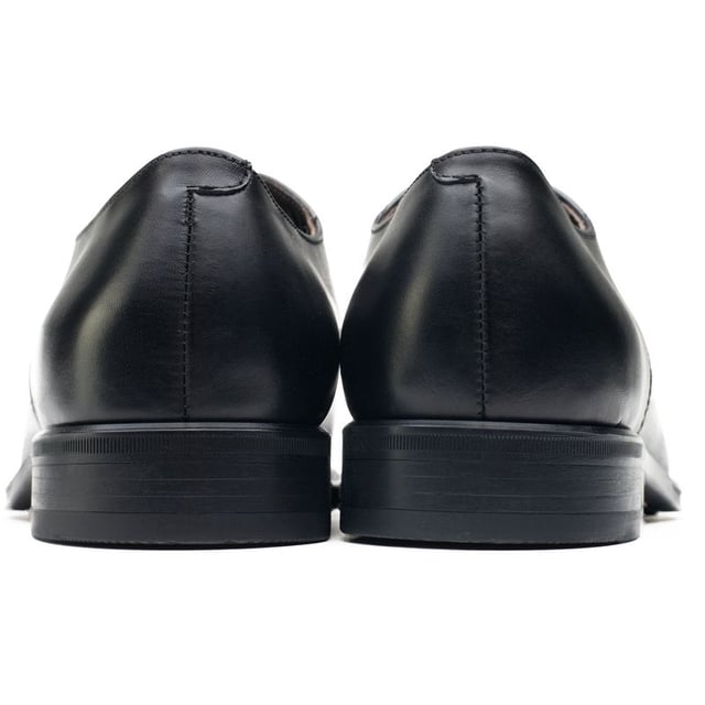 Hackett London Duke Master Zapatos Adéntrate en el mundo de la sofisticación con los zapatos Duke Master de Hackett London. Estos zapatos Derby negros, fabricados a mano en Portugal, cuentan con una parte superior de cuero de lujo con delicadas costuras decorativas que adornan cada lado, mientras que la plantilla de cuero curtido acaricia tu pie con cada paso. Estos zapatos con cordones elevarán tu estilo de elegante a magistral con su elegante y elegante suela exterior para una elegancia antideslizante asegurada.