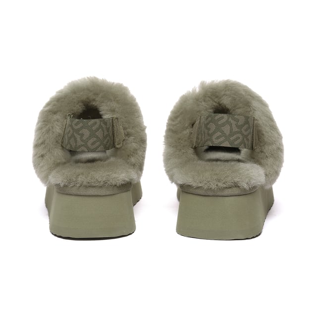 Met maximale gezelligheid en een beetje lift. Ervaar de modieuze aantrekkingskracht van de Wagtail-slippers. Het bovenwerk van rundsuède is behandeld met een waterafstotende coating. De toegevoegde functie van een afneembare riem betekent dat je ze met of zonder kunt dragen, wat geweldig is voor extra flexibiliteit bij het combineren van je outfits. Specificatie: Suède bovenwerk Warme schapenvacht Wollen voering Zachte schapenvachtwollen binnenzool EVA-zool Technologieën: Water & Vlekbestendig bovenwerk Slipvaste buitenzool