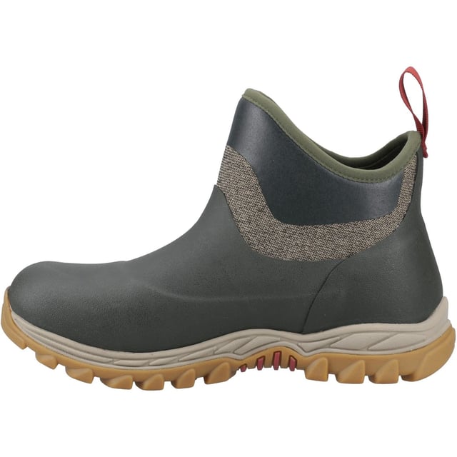 De Arctic Sport II Ankle is gemaakt van Muck's traditionele handgelegde rubber. Om het gewicht te verminderen en de flexibiliteit te vergroten, hebben we onze Muckskin technologie gebruikt. Deze technologie bestaat uit een bedrukte rubberen coating over neopreen die 100% waterdicht is.