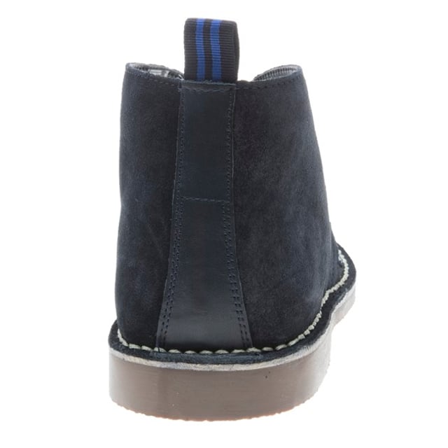 Ben Sherman Hunt-Stiefel Blau Kombiniert mit Jeans und einem Pullover wird der Herren Hunt Boot von Ben Sherman der ideale Freizeit-Schuh sein. Hergestellt aus hochwertigem navyblauen Wildleder, wird der klassische Desert Boot mit einer retro Gummisohle ergänzt.