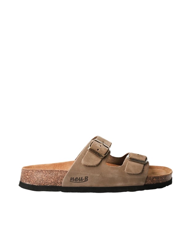 Erleben Sie ultimativen Sommerkomfort mit diesen stylischen Damensandalen! Das leichte Design macht sie perfekt für heiße Tage. Die Spaltlederriemen verleihen den Sandalen einen hochwertigen Look und sorgen für Langlebigkeit. Zwei verstellbare Riemen mit Dornschnallen sorgen für eine individuelle Passform und einen sicheren Halt. Das anatomisch geformte Korkfußbett passt sich Ihrem Fuß an und bietet ganztägigen Komfort. Ideal für Spaziergänge am Strand, Stadtbummel oder entspannte Ausflüge. Diese Sandalen sind vielseitig und lassen sich mit Sommerkleidern, Shorts oder Jeans kombinieren. Sie sind nicht nur äußerst bequem zu tragen, sondern auch eine stilvolle Ergänzung zu jedem Outfit. Der perfekte Begleiter für jede Gelegenheit. Gönnen Sie Ihren Füßen den Luxus, den sie verdient haben!