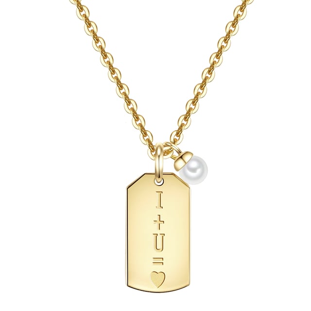 Are you looking for a particularly romantic piece of jewelry that (almost) does without a heart motif? Then you will fall in love with this tag chain of the label Glossy Munich! A minimalist medallion with a high -gloss -polished surface dangles on a filigree anchor chain in your cleavage and only reveals the engraved love message at second glance: "I + U = ©" The stylish accessory made of high -quality 925 sterling silver is coated - a timeless and combined gold shade. An extension piece with a spring ring closure ensures optimal comfort. An Every Day Piece for all fashionistas in Love!