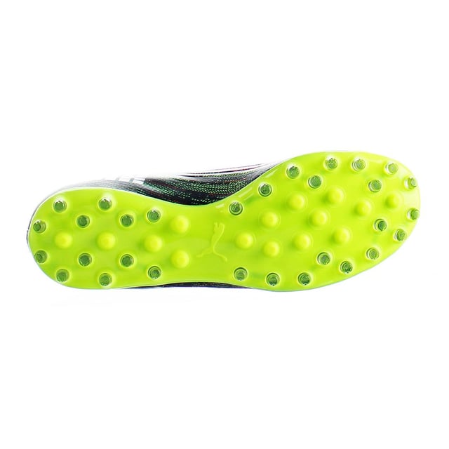 Puma Ultra es para el jugador que pone la velocidad por encima de cualquier otra cosa, utilizada por jugadores como Antoine Griezmann y Sergio Agüero
Equipado con tecnología de Matryxevo, en forma de una parte superior tejida fusionada con fibras de aramida y carbono, asegurando un bajo peso y un cierre completo.
La suela exterior SpeedUnit de PEBA ultra rápida, inspirada en la pista que se ejecuta con sus espárragos en forma de V ofrece la máxima tracción.
Bota mg para hierba natural y artificial