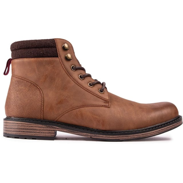 El botín Bala de Soletrader es un botín Chukka práctico y elegante de estilo campestre para el uso diario. Elaborado a partir de un material duradero. Parte superior color canela con adornos de tela hasta el tobillo para mayor comodidad. Estas botas para hombre cuentan con ojales de metal y ganchos estilo excursionista en la parte superior para una apariencia discreta junto con una suela con tacos para un mejor agarre cuando se sale de casa en los cambios de estación.