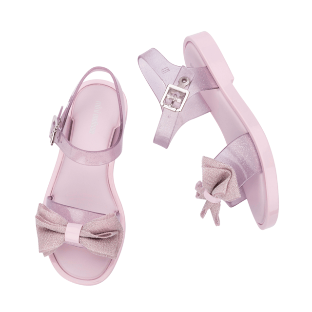 Soft soles, big smiles! The Mini Melissa Mar Sandal Sweet has a classic design that the tiniest M lovers can't get enough of, now back with an even more lightweight feel thanks to its Grenflex insole. The bow on the upper adds a romantic touch that will have your little in the high ranks of fashion!