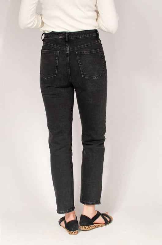 High Rise Button Fly Straight Leg Jeans Experience all-day comfort with the high-quality denim fabric and flattering slim leg silhouette, ideal for creating chic and polished looks. Complete your wardrobe with these versatile jeans, perfect for pairing with your favorite tops and shoes for a stylish ensemble. Fit: Slim, Sizing: These run quite large - You may wish to order one size down (see size chart)