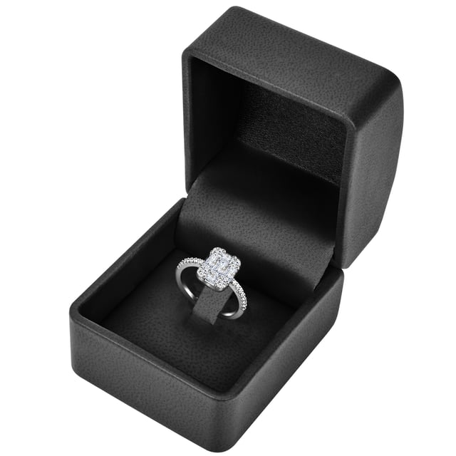 Are you looking for a special engagement ring? With this ring of the 1934 label, your loved one cannot resist! The glittering angular ensemble is sophisticated from different sizes of zirconia crystals in emerald and brilliant cut- an eye-catcher on the narrow, half-filled ring rail in memoire style. A rhodium line reliably protects the ring rail and versions made of high -gloss polished 925 silver. A stylish accessory that interprets the trendy geolook glamorous and remains a favorite even after the wedding!