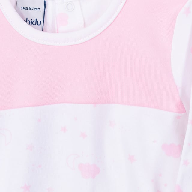 Baby romper Babidu.
 Long sleeve romper and long pants.
 Round neckline with ribbed finish.
 Printed on the front.
 Seams seen in tone.
 Composition: 100% cotton
 Care:
Wash at maximum temperature 40º
 -Do not use bleach
 -Accepts iron
 -Dry at low temperature