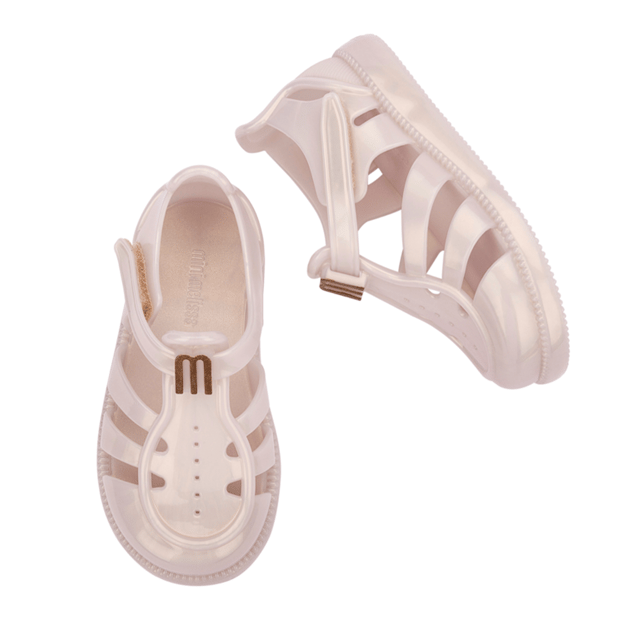 Let your baby slip into a world of dreams with the Mini Melissa Hip Daydream! Lightweight and easy to clean, the style will add cuteness to all of your little one's outfits. Velcro fastener ensures stability.