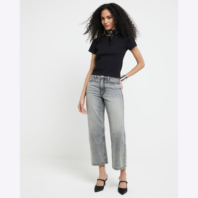 Mid rise, Relaxed straight fit, Denim fabric, Cropped length, Belt loops, Classic 5 pocket styling, Button and zip fastening