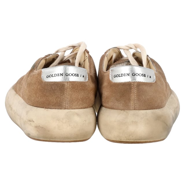 VINTAGE, RRP WIE NEU  
Die Golden Goose Space Star Sneaker aus braunem Wildleder sind der Inbegriff von mühelosem Coolness mit einem Hauch von urbanem Luxus. Hergestellt aus reichhaltigem, geschmeidigem Wildleder, präsentieren sich diese Sneaker in einem abgenutzten, vintage-inspirierten Look, der ihnen einen einzigartigen Charme verleiht. Der kontrastierende metallische Stern an der Seite setzt ein mutiges, markantes Detail, während die gepolsterte Sohle für Komfort bei jedem Schritt sorgt. Mit ihrem entspannten und gleichzeitig stilvollen Design kombinieren diese Sneaker mühelos High Fashion mit Streetwear-Flair und sind die perfekte Ergänzung für jede lässige Garderobe. Erhebe dein Sneaker-Spiel mit dem unverwechselbaren Charme und der hochwertigen Handwerkskunst von Golden Goose.  

Golden Goose Space Star Sneaker aus braunem Wildleder  

Zustand: Sehr gut  
Abnutzungserscheinungen: Geringe Abnutzungserscheinungen  
Verpackung: Box, Staubbeutel  
Farbe: Braun  
Material: Wildleder | Wildleder  
Größe: EU | 43/UK9/US10  
Maße: Absatzhöhe: 50; Einlegesohlenlänge: 340  
SKU: MRPPUGBSH446559M
