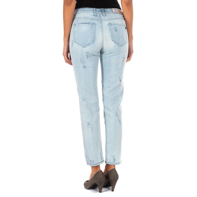 Long denim pants.
 Zipper and button closure on the front.
 Waist with belt loops.
 Two open pockets and a mini pocket on the front.
 Two open pockets on the back.
 Application of laminated label and brand name, on the side of the waistband, on the back.
 Straight hem cut.
 Seams seen in tone.
 Composition: 98% Cotton, 2% Elastane
 Care:
- Wash maximum at 40ºC.
 - Iron at medium temperature, max. 110ºC.
 - Allows you to use a dryer.
 - Do not use bleach.
 - Does not support dry cleaning.