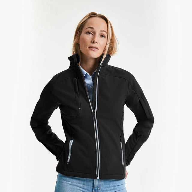 Softshell-jas met een tijdloos design. Zeer water- en windbestendig. Eigentijdse pasvorm. Contrasterende ritsen en accenten voor een verfijnde look. Bedekte zakken met rits: één op de borst en één op de mouw. Bescherming van de kinbeschermer. Opstaande kraag en binnenste stormflap om wind en tocht af te weren. Verstelbare mouwzomen met geïnjecteerde manchetknopen en lusaanrakingssluiting. Materiaal: 94% Polyester, 6% Elastaan.