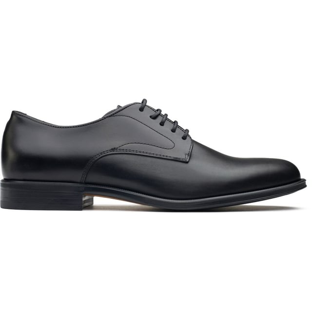 Hackett London Duke Master Zapatos Adéntrate en el mundo de la sofisticación con los zapatos Duke Master de Hackett London. Estos zapatos Derby negros, fabricados a mano en Portugal, cuentan con una parte superior de cuero de lujo con delicadas costuras decorativas que adornan cada lado, mientras que la plantilla de cuero curtido acaricia tu pie con cada paso. Estos zapatos con cordones elevarán tu estilo de elegante a magistral con su elegante y elegante suela exterior para una elegancia antideslizante asegurada.