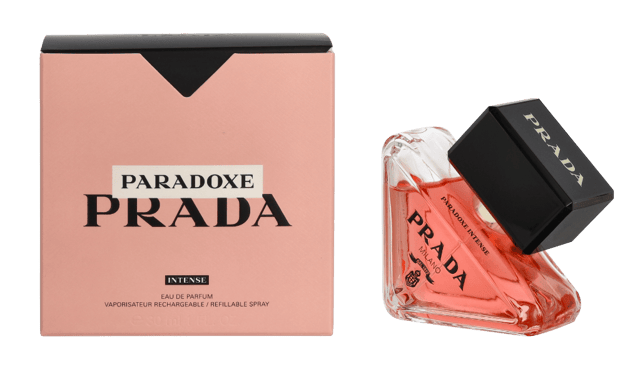 PRADA PARADOXE INTENSE EAU DE PARFUM: NEVER THE SAME, ALWAYS MYSELF Das unerwartete Zusammenspiel von Zartheit und Stärke steht im Mittelpunkt der Prada-Kollektionen, die immer wieder versuchen, Erwartungen und Normen zu hinterfragen. Das Prada Paradoxe Intense Eau de Parfum erforscht die typischen Merkmale der Weiblichkeit; Weichheit, Sinnlichkeit und Zerbrechlichkeit. Mit diesem Damenparfum werden die Codes der Weiblichkeit neu interpretiert, um neue Bedeutungen für eine Frau vorzuschlagen, die nie dieselbe ist und doch immer sie selbst. Sie ist eine Verkörperung der undefinierbaren Weiblichkeit, die Erwartungen unterläuft und ihnen eine unerwartete Intensität verleiht. DIE PARADOXE INTENSITÄT AUSGEWÄHLTER INGREDIENZIEN Paradoxe Intense ist ein blumig-holziges Parfum mit unbestreitbarer Potenz für einen kraftvollen, rätselhaften Ausdruck von Weiblichkeit. Die Facetten des Originalduftes werden verstärkt, um eine Sättigung der olfaktorischen Empfindungen mit Ingredienzien zu erreichen, die typischerweise für zarte Düfte verwendet werden. Das Paradoxe Intense Eau de Parfum von Prada gibt diese feinen Akkorde mit einer neuen, nie dagewesenen Intensität wieder. Noten von Jasmin, Amber und Moos verschmelzen zu einem zarten Parfum, das intensiver nicht sein könnte. Getreu dem kreativen Geist der Marke und unter der Leitung von Miuccia Prada und Raf Simons, wurde der Damenduft von den Givaudan-Parfümeuren Nadège Le Garlantezec, Shyamala Maisondieu und Antoine Maisondieu kreiert. Zusammen ist es ihnen gelungen, Intensität und Zartheit in Einklang zu bringen: Die Intensivierung der Superinfusion von Jasmin macht Paradoxe Intense zu einem angenehm blumigen Parfum und sorgt für eine außergewöhnliche Aura. Die Sinnlichkeit wird mit AmbrofixTM, einer intensiveren, noch lebendigeren Amber-Variation, verstärkt. Ein kühner und kraftvoller Moos-Akkord verleiht dem Parfum eine einzigartige Frische, die süchtig macht und belebt. DAS IKONISCHE PRADA-DREIECK NEU ERFUNDEN Es liegt in der Natur eines Paradoxons, Fragen zu stellen, einen Widerspruch von Elementen zusammenzubringen, um eine tiefe Wahrheit zu enthüllen. Das Prada Paradoxe Intense Eau de Parfum baut auf den ikonischen Grundlagen der Parfum-Linie auf. Es steht für einen Duft, der in seiner Essenz zart und in seiner Ausführung kraftvoll ist. In ihm steckt die Absicht, die Erwartungen an die Weiblichkeit neu zu überdenken und zu rekonstruieren. Der neue Flakon ist &ndash; wie der des Originalparfums &ndash; Ausdruck des Wesens des Hauses, das sich immer wieder neu erfindet: ein ständiger, neugieriger Dialog und die Vorliebe für Kontraste. In Abkehr von der traditionellen Architektur des Parfümflakons, ist der Paradoxe Intense Flakon auf den ersten Blick minimal und zart, inspiriert durch das ikonische Prada-Dreieck, das auf der Seite liegt. Die Akzente des intensiven schwarzen Logos sind in einem tiefen Rosa gehalten, das die Intensität des Duftes andeutet. Der Flakon ist auf der oberen Abschrägung mit dem Schriftzug Paradoxe Intense versehen. In ähnlicher Weise ist die äußere Schachtel des Damenparfums graviert, um die für die Marke charakteristische Kreuzschraffur aus Saffiano-Leder widerzuspiegeln. Das Prada-Logo, das teilweise vom weißen Intense-Etikett verdeckt wird, ist ein Zusammenspiel aus dem tiefen Rosa des Duftes und einem leicht glänzenden, intensiven Schwarz &ndash; ein Symbol für die Zustimmung der Marke zu dieser radikalen neuen Form der Weiblichkeit. PRADA PARADOXE: KREATIVITÄT UND VERANTWORTUNG VEREINT Die neuen Verpackungen der Prada Parfums sind recycelbar, einschließlich der Kartons und Flakons. Die Glasflakons wurden so konzipiert, dass ihr Gewicht und die Verwendung von Glas begrenzt sind. Gleichzeitig sind die Kartons FSC&trade; MIX-zertifiziert, was eine nachhaltigere Auswahl von Papier und Pappe gewährleistet. Das gesamte Franchise-Sortiment ist nachfüllbar, wodurch weniger Verpackungsmaterial benötigt wird. Eine einzige 50-ml-Flasche Prada Paradoxe Intense und eine 100-ml-Nachfüllpackung tragen dazu bei, dass insgesamt 40 % weniger Material verwendet wird als bei drei 50-ml-Flaschen Prada Paradoxe Intense. Dazu gehören 29 % Glas, 67 % Metall, 46 % Kunststoff und 39 % Karton.