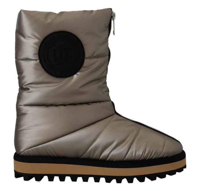 Dolce & Gabbana Men's Silver Padded Mid Calf Winter Shoes Boots Brand: DOLCE & GABBANA
Model: Mid calf boots
Material: 100% Polyester nylon
Color: Silver Platino
Rubber sole
Zipper closure
Logo details
Made in Italy
Material: 100% Polyester nylon