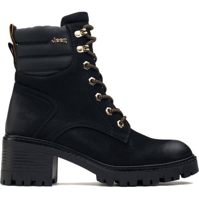 Mejora tu estilo con los botines Jeep Spirit Raven. Estas botas negras llamativas presentan detalles dorados y un tacón de 6 cm para un look atrevido. Están acolchadas para mayor comodidad y tienen una cremallera interior para ponérselas fácilmente. La suela de goma resistente y la suela exterior con tacos garantizan una exploración urbana segura. Perfectas para salir de noche o para añadir dramatismo a tu día, estas botas con apariencia de cuero llamarán la atención dondequiera que vayas.