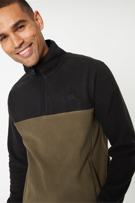 Upgrade your active essentials with this colour block, quarter zip, microfleece top from the Threadbare Outdoor range. Designed with a funnel neck, two side pockets and has a very comfortable feel. This top is ideal for layering and has the threadbare signature logo on the chest.