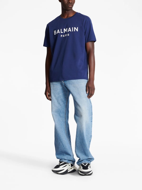 Presented in a navy colourway with a cotton construction, Balmain's round-neck T-shirt boasts a contrasting logo print at the chest for a recognisable look