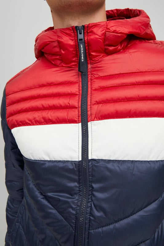 Eine tolle Steppjacke für Herren von der Marke JACK & JONES. Sehr angenehm zu tragen, bequem, warm und sportlich geschnitten zugleich. Kann mit vielen Kleidungsstücken kombiniert werden. Der hohe Kragen und die Kapuze halten den Wind von den Ohren und dem Hals fern. Zwei Seitentaschen bieten Platz für Habseligkeiten.