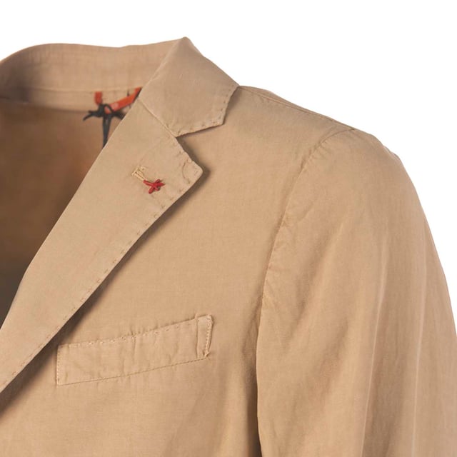 Color: Beige 240 Mangas: Larga Escote: Escote en V Detalles: Bolsillos laterales Largo: Normal Corte: Slim Cierre: Botones