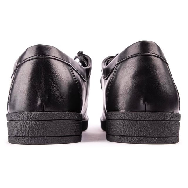 Vuelta al cole con estilo: con el todoterreno Slam de Ben Sherman. Este básico del diseñador presenta una parte superior de cuero negro. un diseño de costuras inspirado en mocasines. un estilo atemporal con cordones con un perfil resistente y elegante. Suela plana ligeramente acuñada. Estos zapatos negros son ideales para el colegio.