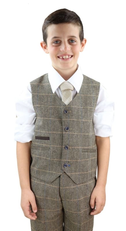 Elegante, elegante y sofisticado, luce perfecto con este traje de tweed de tres piezas de espiga a cuadros en marrón tostado de primera calidad. La chaqueta de dos botones tiene una caída hermosa y tiene una construcción de media lona que se adapta a la forma de tu cuerpo cuanto más la uses. Un chaleco a juego completa el traje de tres piezas con un estilo de botonadura sencilla con bolsillos sastre clásicos y un ajustador en la espalda para garantizar que puedas crear tu ajuste ideal. El traje es atemporal y contemporáneo al mismo tiempo y te permite lucir lo mejor posible durante todo el día.