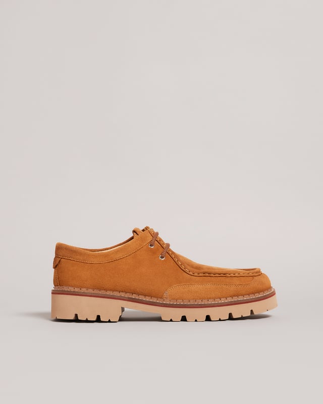 Mocasín de ante con suela gruesa