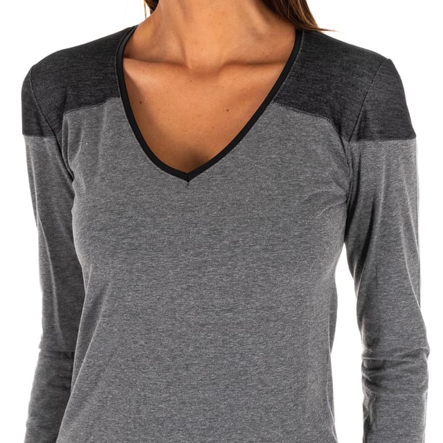 Långärmad ytter t-shirt Rossoporpora.\n V-ringad hals.\n Kontrasterande detalj på ovansidan.\n Komfortabelt tyg som andas.\n Sömmar i ton.\n Sammansättning: 90% bomull, 10% elastan\n Skötsel:\nTvätta i max temperatur 30º.\n Använd inte blekmedel.\n Använd inte torktumlare.\n Får inte strykas.\n Får inte kemtvättas.