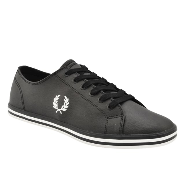 Fred Perry Kingston lederen B7163 184 herensneakers. Zwarte Fred Perry-sneakers. Stijl: B7163 184. 100% leer. Sneakers met vetersluiting. Merkbadge aan de zijkant van de schoen