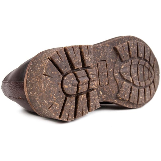 Mit diesem braunen Derbyschuh, der nachhaltigen Schuhmarke RE.SOLE, kannst Du Dich mit gutem Gewissen sehen lassen. Die Herrenboots machen mit dezenten Marken-Details und sauberer Verarbeitung Eindruck.  Das Leder dieses Modells stammt von der Leather-Working-Group, das verwendete Metall ist nickelfrei, die Schnürsenkel bestehen aus Bio-Baumwolle und die Sohle besteht zu 80 % aus recyceltem Gummi. Auch das Futter ist zu 90 % aus Upcycling-Polyester und der Laufsohlenrand aus recyceltem Spanplattenleder. RE.SOLE ist die nachhaltige Marke der Zukunft und exklusiv bei Soletrader erhältlich.
