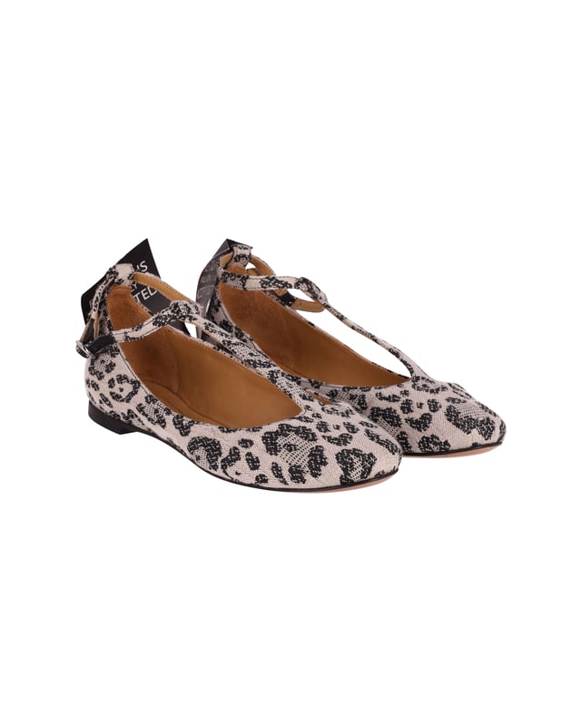 This Chloe flats is designed with leopard print with t-straps and round toe. Perfect for preppy teens out there who wants to experiment in fashion. Match with a midi dress for dainty look.
Chloe Leopard Print T-Strap Flats in Multicolor Canvas
Color: multicolor
Material: Canvas
Size: EU36.5
Condition: new with tag
Sign of wear: No
SKU: 167088