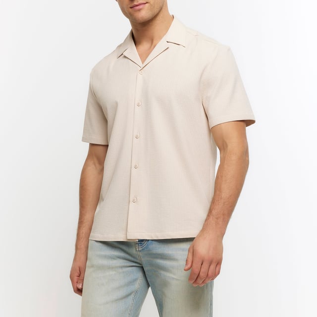 Regular fit, Seersucker fabric, Revere collar, Short sleeves, Button fastening