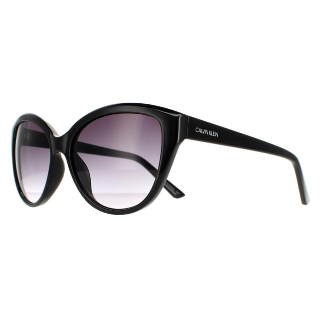 Calvin Klein Cat Eye Dames Black Gray Gracient CK19536S Zonnebril zijn een glamoureuze kattenoogstijl gemaakt van lichtgewicht acetaat. Het Calvin Klein -logo bevat op de slanke tempels voor merkauthenticiteit.