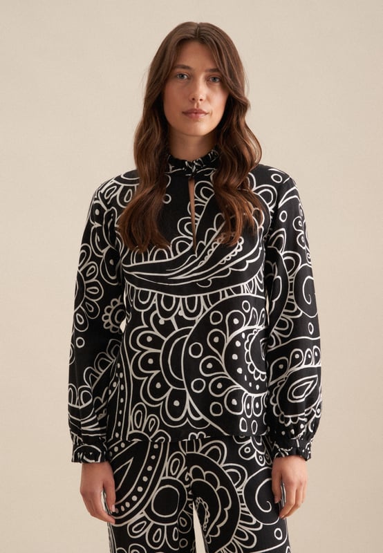 Vervollständigt Ihr Outfit und darf in keiner Garderobe fehlen: Diese Stehkragenbluse aus der "The Statement Prints" Kollektion von Seidensticker überzeugt durch feminine Eleganz. Leinen wird mit hoher Dichte gewebt und ergibt daher ein extrem widerstandsfähiges Material. In Kombination mit 100% Leinen ist sie bestens geeignet für pflegeleichte Business-Outfits. Durch ihren Schnitt in Modern fit liegt die Stehkragenbluse nicht so eng und eher leger an und schafft so einen optimalen Komfort beim Tragen. Das schicke Druck-Muster ist eine stilvolle Ergänzung. Zeitloser Chic gepaart mit modernem Selbstbewusstsein - eine elegante Bluse für viele Gelegenheiten. Bei dieser Langarm-Stehkragenbluse werden Stilsicherheit und Eleganz hervorgehoben. Ein Rundhals-Ausschnitt sowie ein Stehkragen betonen den nostalgisch-smarten Charakter. Edle Perlmuttknöpfe wirken als unaufdringliche Details.