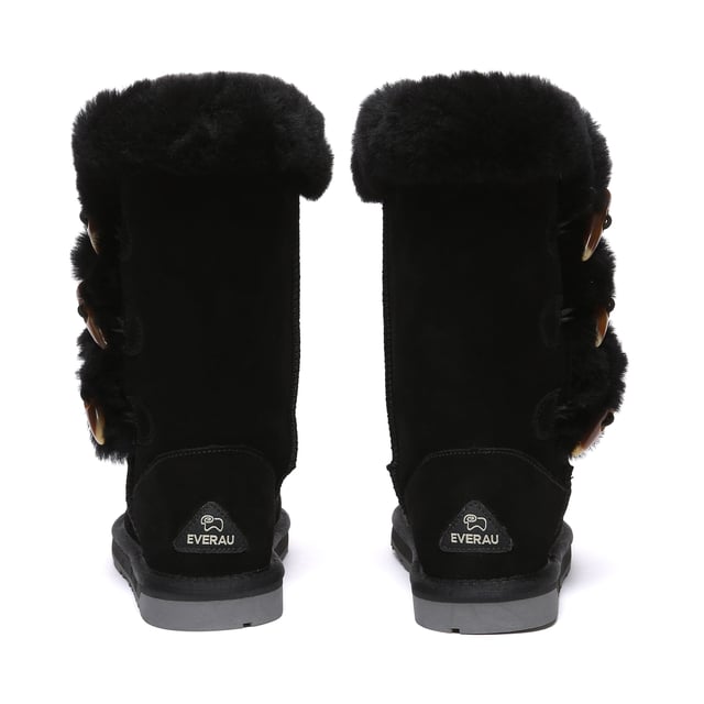 Confeccionadas con tres cierres de cuerno para un toque de estilo en el diseño clásico atemporal, las botas Ashy cuentan con una suela de doble capa ligera que ofrece tanto flexibilidad como durabilidad. Ya sea atadas o dobladas hacia abajo, los tres botones de cuerno permiten un estilo versátil para adaptarse a tus preferencias. Producto No. EAU3018 Descripción: Parte superior de piel de oveja de doble cara - Forro de lana de oveja - Suela de TPR