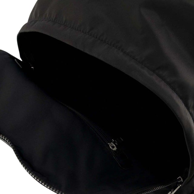 Denna oversized nylonryggsäck från Dolce & Gabanna kommer att ge en sportig touch till din stil. Ta med den till jobbet eller på helgen, du kan inte gå fel. Remmar: 35 cm. Bärs på axeln - justerbara remmar. Material: nylon. Färg: Noir - 8B956 Nero/Nero. Stängning: dragkedja på toppen. Interiör: ett fack med dragkedja, ett platt fack. Bredd: 180 mm, längd: 390 mm, höjd: 450 mm.