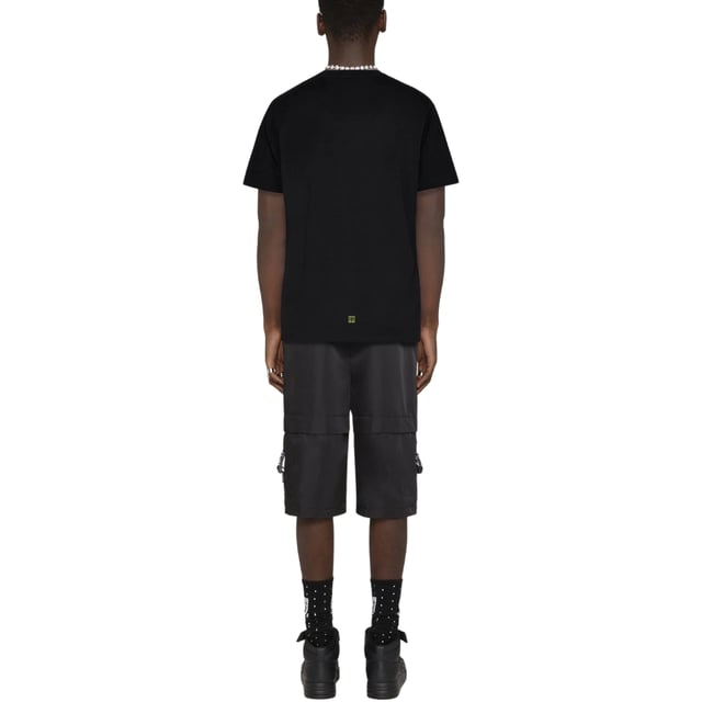 Presentamos la camiseta negra de Givenchy: !el complemento perfecto para tu guardarropa! Esta camiseta negra ofrece una opcion comoda y elegante para cualquier ocasion informal. Su corte extragrande es a la vez moderno y favorecedor, lo que la convierte en una prenda imprescindible para las personas que van a la moda. !Eleva tu estilo con Givenchy!, Marca Givenchy, Logo circular, Camiseta con cuello redondo, Logo en el frente, 100% algodon, Ropa urbana, Corte extragrande, Camiseta negra