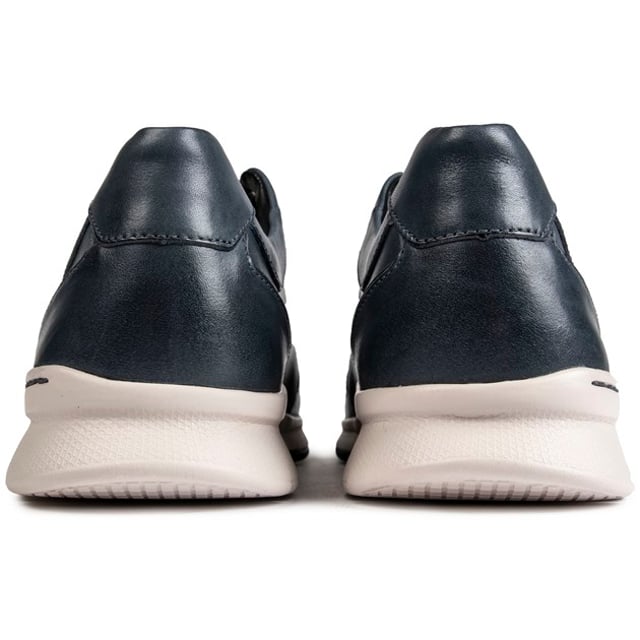 Clarks nimmt eine klassische Silhouette und aktualisiert sie mit einem modernen Kick. Der Tynamo Herrenschuh verfügt über ein weiches, blaues Obermaterial aus Leder und schlanke Details für einen sauberen Look. Seine leichte Laufsohle und die gepolsterte Innensohle sorgen für ganztägigen Komfort.
