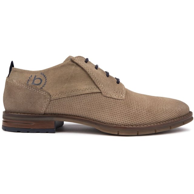 Sumérgete en el lujo y la comodidad con los zapatos con cordones Bugatti Comfort para hombre. Confeccionado en ante fino con suela de goma. Estos llevan tus pies con una plantilla acolchada para comodidad durante todo el día. La elegante marca lateral y la trabilla en el talón añaden un estilo sutil. mientras que la suela de goma duradera brinda tracción y soporte en cada paso.
