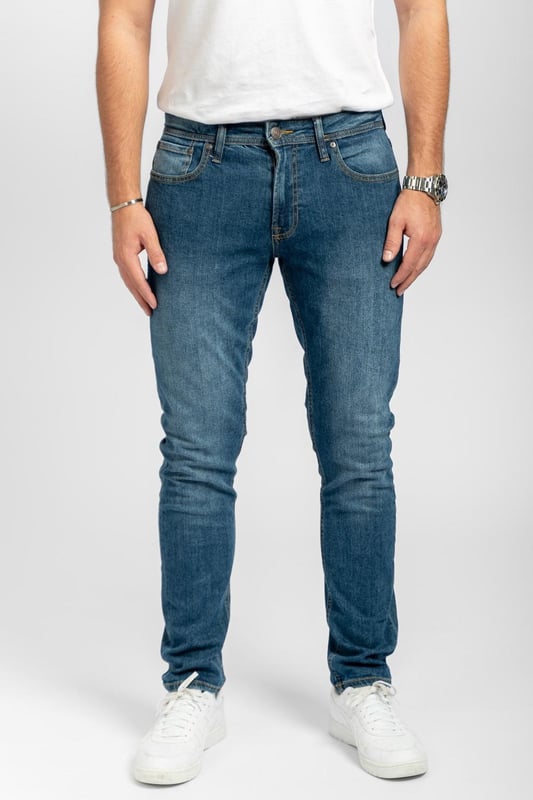 Schmale Jeans von TeeShoppen
Jeans von TeeShoppen, die schick, bequem und stilvoll sind. Jeans sind das ganze Jahr über perfekt und eine offensichtliche Wahl für jedes Outfit. Eine gute und bequeme Jeans kann jeden Look vervollständigen. Die Jeans sind hier in der Farbe Blau abgebildet. Sie brauchen ein Oberteil, das zu Jeans passt? Siehe hier.

Welche Größe haben die Jeans?
Jeans können in 31 verschiedenen Größen ausgewählt werden. Siehe und wählen Sie die Größe unter "Größe". Die Größen sind für Männer angepasst.

Über TeeShoppen
Preis und Qualität müssen nicht immer dasselbe sein, und das wollen wir mit unseren Produkten von TeeShoppen unterstreichen. Unser Sortiment besteht aus verschiedenen coolen Basisartikeln, die in jeden Kleiderschrank passen. Und es ist nicht langweilig, nur weil es Basic ist. Unsere Kleidungsstücke sind so konzipiert, dass sie für eine Vielzahl von Anlässen geeignet sind und gleichzeitig aus hochwertigen Materialien hergestellt werden, die einen hohen Tragekomfort gewährleisten. Suchen Sie einen Ort, an dem Sie zeitlose Kleidung für Männer und Frauen finden? Bei TeeShoppen zahlen Sie nicht für teure Marken und Kosten - nur für Qualität und Service. Wir erweitern ständig unser Sortiment, so dass Sie bei uns immer die neueste Mode kaufen können.