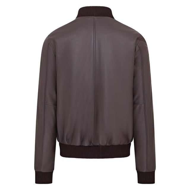 Wir pr�sentieren die Varsity Lederbomberjacke f�r Herren, eine verfeinerte Version der klassischen MA-1 Fliegerjacke. Diese Jacke aus 100 % weichem Lammnappa bietet au�ergew�hnliche Haltbarkeit und einen geschmeidigen Fall. Die sichtbare Rei�verschlussfront verf�gt �ber einen breiten Steppstich-Rei�verschlusssteg, erg�nzt durch Rippstrickkragen, -b�ndchen und -saum f�r zus�tzliche W�rme und eine schlanke Silhouette. Mit vier Taschen � zwei an der Taille und zwei innen, darunter eine sichere Rei�verschlusstasche � kombiniert diese komplett gef�tterte Jacke nahtlos Stil und Funktionalit�t. � Aus 100 % weichem Lammnappa f�r Haltbarkeit und Komfort � Sichtbarer Rei�verschluss vorne mit Steppstich-Rei�verschlusssteg � Rippstrickkragen, -b�ndchen und -saum zur Isolierung � Vier Taschen: zwei an der Taille und zwei innen, eine mit Rei�verschluss � Komplett gef�tterte Innenseite f�r zus�tzliche W�rme und Komfort