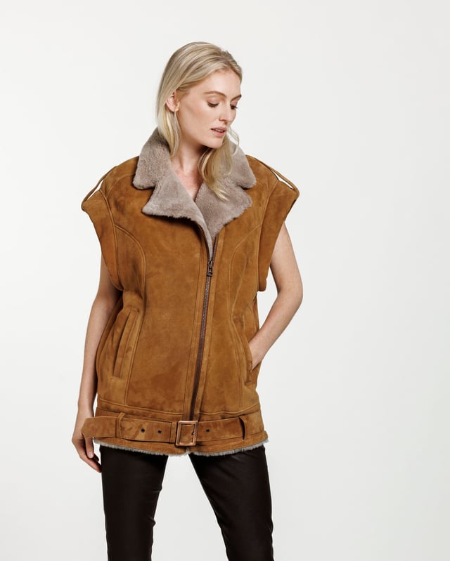 Een chique en stijlvolle bodywarmer met alle juiste details. De jas heeft zakken aan beide zijkanten, een schuine ritssluiting, schouderbanden en een ingebouwde riem die naar wens vastgemaakt of losgelaten kan worden.