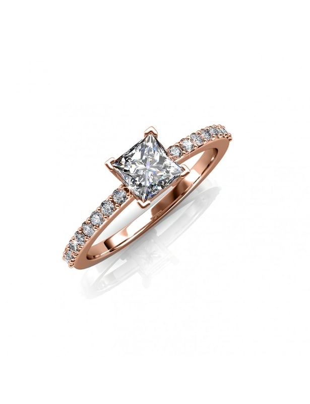 Simple Square-ringen är pläterad i 18k roséguld och infattad med gnistrande kristaller. Den kommer att vara perfekt för att ge dig en boost av utstrålning, dag som natt.