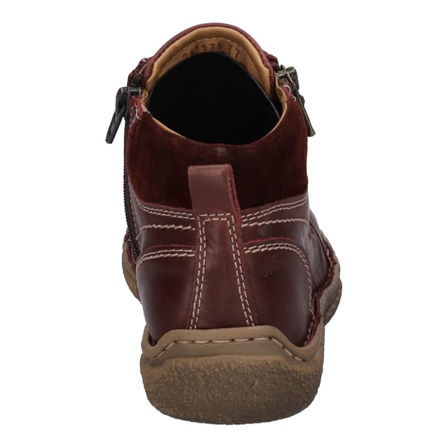 Entdecke die Fusion von Nachhaltigkeit und Eleganz mit der Stiefelette Neele 51 von JOSEF SEIBEL, gefertigt in der charakterstarken Farbe bordo. Dieses Damenschuhmodell repräsentiert die Liebe zum Detail und die Wertschätzung für handwerkliche Kunst. Das Obermaterial aus feinstem Nappa-Rindsleder und die Innensohle, die bei Bedarf durch ein orthopädisches Fußbett ersetzt werden kann, bieten unvergleichlichen Tragekomfort und machen den Schuh zu einem idealen Begleiter für vielfältige Freizeitaktivitäten. Ob beim Spazieren im Park, beim Stadtbummel oder bei anderen Outdoor-Aktivitäten, die TR-Sohle garantiert durch ihre Rutschfestigkeit und lange Haltbarkeit stets einen sicheren Auftritt. Die Reißverschlussfunktion sorgt für ein müheloses An- und Ausziehen, während die traditionelle Handnaht, ein Zeugnis echter deutscher Industriekultur, die Qualität und Liebe zum Handwerk unterstreicht. Die Produktlinie Spirit of Nature verbindet Style und Wohlgefühl mit einem charakterstarken Design und betont dabei die Wichtigkeit von Slow Fashion - fernab von kurzlebigen Trends. Mit der Stiefelette Neele 51 erwirbst du nicht nur einen Schuh, sondern ein Stück Kultur und Handwerkskunst.