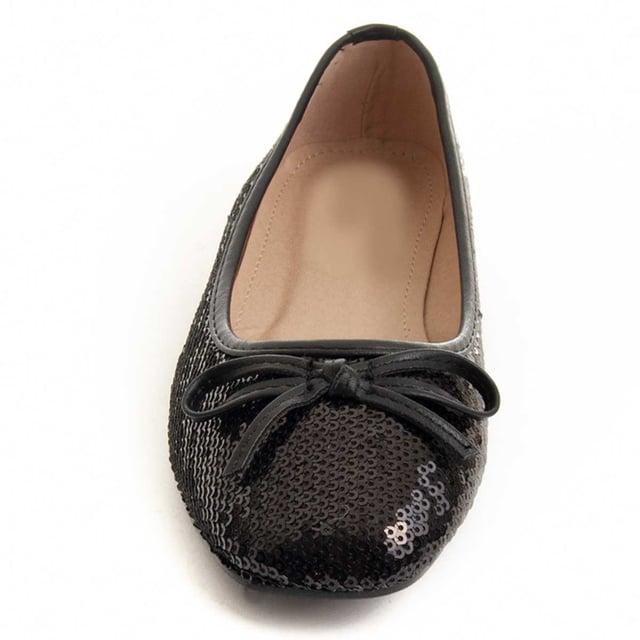 Ballerina voor dames. Comfortabele pasvorm. Gevoerde binnenzool. Antislip zool. Versterkte stiksels. Door andere merken voor ons merk gemaakt.